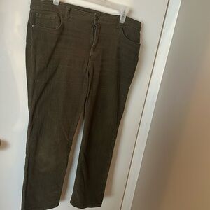 Jones and Company olive green ankle Corduroy slacks- smoke free/pet free home